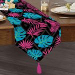 Siyah Zeminde Pempe Mavi Zambak Desenli Modern Püsküllü Şönil Üçgen Runner Realhomes