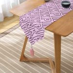 - UcgenRunner-3397-Gorsel2 - Realhomes Açık Pempe Pink Yazılı Modern Dekoratif Püsküllü Şönil Üçgen Runner Realhomes