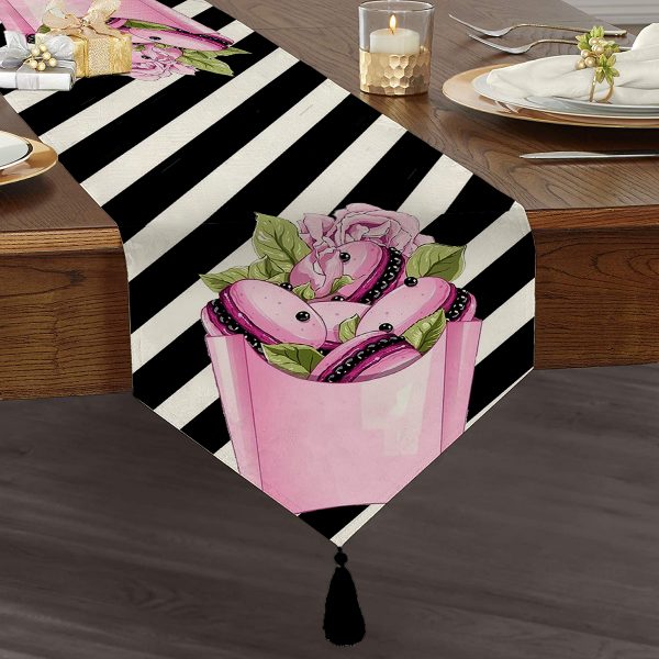 Realhomes Siyah Zeminli Geometrik Geyik Çizimli Modern Özel Tasarım Püsküllü Şönil Üçgen Runner Realhomes