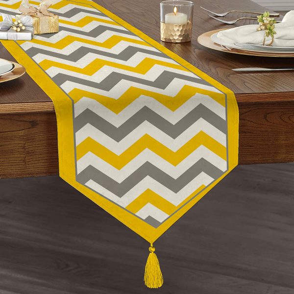 - UcgenRunner-3400-Gorsel1 - Realhomes  Yesterday Tomorrow NOW Yazılı Dijital >Baskılı Püsküllü Şönil Üçgen Runner Realhomes