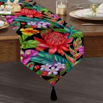 Siyah Zeminde Watercolor Bitkiler Motifli Özel Tasarım Püsküllü Şönil Üçgen Runner Realhomes