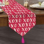 Pembe Zeminde XO Baskılı Özel Tasarım Püsküllü Şönil Üçgen Runner Realhomes