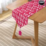 Pembe Zeminde XO Baskılı Özel Tasarım Püsküllü Şönil Üçgen Runner Realhomes