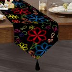 Siyah Zeminde Çiçek Motifleri Özel Tasarım Püsküllü Şönil Üçgen Runner Realhomes