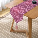 Realhomes Fuşya Zeminli Damask Motifler Modern Püsküllü Şönil Üçgen Runner Realhomes