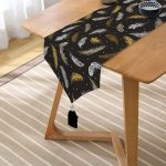 - UcgenRunner-3752-Gorsel2 - Realhomes Realhomes Siyah Zeminde Gold Tüyler Dijital Baskılı Modern Püsküllü Şönil Üçgen Runner Realhomes