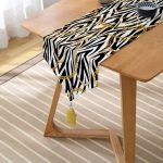 Realhomes Zebra Zeminde Zincir Desen Özel Tasarım Dijital Baskılı Modern Püsküllü Şönil Üçgen Runner Realhomes