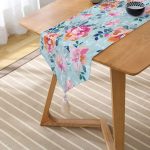 Realhomes Açık Mavi Zeminde Rengarenk Çiçekler Dijital Baskılı Modern Püsküllü Şönil Üçgen Runner Realhomes