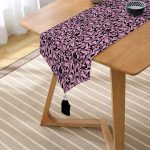 Realhomes Pembe Zeminde Siyah Motifler Dijital Baskılı Modern Püsküllü Şönil Üçgen Runner Realhomes