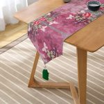 Realhomes Pembe Zeminde Kelebek Desenli Dijital Baskılı Modern Püsküllü Şönil Üçgen Runner Realhomes