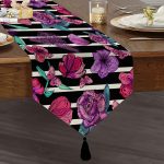 Realhomes Çizgili Zeminde Rengarenk Çiçekler Dijital Baskılı Modern Püsküllü Şönil Üçgen Runner Realhomes