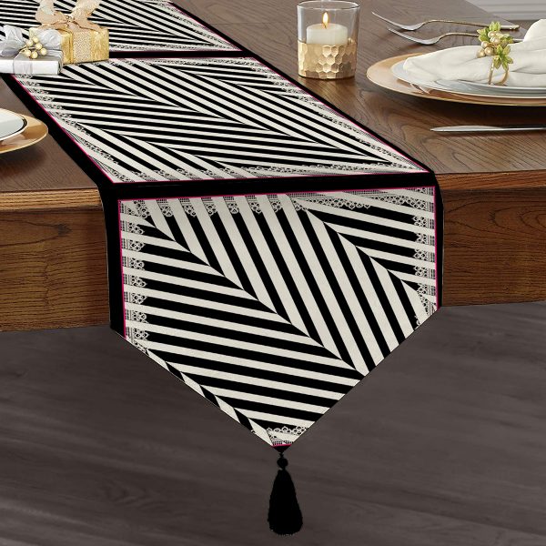 Realhomes Modern Siyah Zemin Ve Çiçeklerin Uyumu Özel Tasarım Püsküllü Şönil Üçgen Runner Realhomes