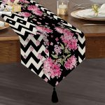 Realhomes Siyah Zigzag Zeminde Ilkbahar Çiçekleri Temalı Püsküllü Şönil Üçgen Runner Realhomes