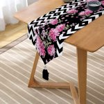 Realhomes Siyah Zigzag Zeminde Ilkbahar Çiçekleri Temalı Püsküllü Şönil Üçgen Runner Realhomes