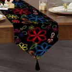 Siyah Zeminde Çiçek Motifleri Özel Tasarım Püsküllü Şönil Üçgen Runner Realhomes