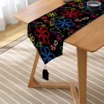 Siyah Zeminde Çiçek Motifleri Özel Tasarım Püsküllü Şönil Üçgen Runner Realhomes