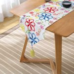 Beyaz Zeminde Çiçek Motifleri Özel Tasarım Püsküllü Şönil Üçgen Runner Realhomes