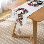 - UcgenRunner-5094-Gorsel2 - Realhomes Beyaz Zeminde Rankli Kalem Çizimli Dekoratif Modern Püsküllü Şönil Üçgen Runner Realhomes