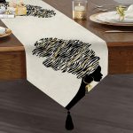 Siyah Beyaz Zenci Kadın Motifli Modern Dekoratif Püsküllü Şönil Üçgen Runner Realhomes