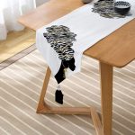 Siyah Beyaz Zenci Kadın Motifli Modern Dekoratif Püsküllü Şönil Üçgen Runner Realhomes