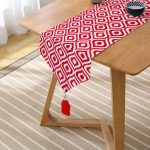 Özel Tasarım Kırmızı Ikat Desenli Dijital Baskılı Püsküllü Şönil Üçgen Runner Realhomes