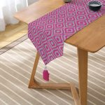 Özel Tasarım Gri Zeminde Fuşya Ikat Desenli Dijital Baskılı Püsküllü Şönil Üçgen Runner Realhomes