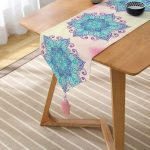 Pembe Zeminde Mavi Mandala Çizimli Modern Püsküllü Şönil Üçgen Runner Realhomes