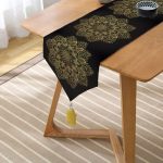 Siyah Zeminde Gold Mandala Motifli Püsküllü Şönil Üçgen Runner Realhomes