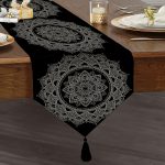 Siyah Zeminde Beyaz Mandala Desenli Dekoratif Püsküllü Şönil Üçgen Runner Realhomes