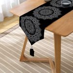 Siyah Zeminde Beyaz Mandala Desenli Dekoratif Püsküllü Şönil Üçgen Runner Realhomes