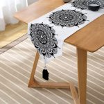 Beyaz Zeminde Çiçek Mandala Desenli Püsküllü Şönil Üçgen Runner Realhomes