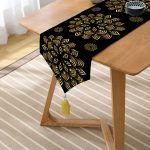 Siyah Zeminde Gold Mandala Motifli Püsküllü Şönil Üçgen Runner Realhomes