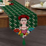 Yeşil Zeminde Frida Kahlo Motifli Özel Tasarım Püsküllü Şönil Üçgen Runner Realhomes