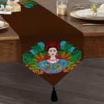 Kahverengi Zeminde Özel Tasarım Frida Kahlo Baskılı Püsküllü Şönil Üçgen Runner Realhomes