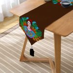 Kahverengi Zeminde Özel Tasarım Frida Kahlo Baskılı Püsküllü Şönil Üçgen Runner Realhomes