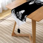 Siyah Zeminde Siyah Ağaç Tasarımlı Dekoratif Püsküllü Şönil Üçgen Runner Realhomes