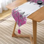 - UcgenRunner-5233beyaz-Gorsel2 - Realhomes Beyaz Zeminde Gri Ve Fuşya Çiçek Baskılı Püsküllü Şönil Üçgen Runner Realhomes