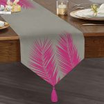 Gri Zeminde Fuşya Palmiye Yaprakları Motifli Püsküllü Şönil Üçgen Runner Realhomes