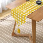 Sarı Zeminde Geometrik Kare Motifli Dekoratif Püsküllü Şönil Üçgen Runner Realhomes