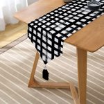 - UcgenRunner-5236siyah-Gorsel2 - Realhomes  Siyah Zeminde Geometrik Kare Motifli Dekoratif Püsküllü Şönil Üçgen Runner Realhomes