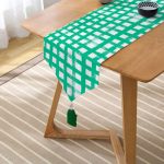 - UcgenRunner-5236yesil-Gorsel2 - Realhomes  Yeşil Zeminde Geometrik Kare Motifli Dekoratif Püsküllü Şönil Üçgen Runner Realhomes