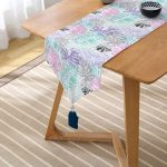 - UcgenRunner-5252-Gorsel2 - Realhomes  Beyaz Zemin Üzerinde Sulu Boya Renkli Yaprak Çizimli Modern Püsküllü Şönil Üçgen Runner Realhomes