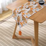 Mermer Zeminde Kurumuş Yaprak Dijital Basklılı Dekoratif Püsküllü Şönil Üçgen Runner Realhomes