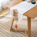 - UcgenRunner-5281-Gorsel2 - Realhomes Beyaz Mermer Zemin Üzerinde Sonbahar Kurumuş Yaprak Desenli Püsküllü Şönil Üçgen Runner Realhomes