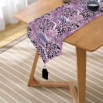 - UcgenRunner-5284-Gorsel2 - Realhomes Lila Zemin Üzerinde Leopar Deseni Baskılı Özel Tasarım Dekoratif Püsküllü Şönil Üçgen Runner Realhomes