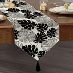 Siyah Ve Beyaz Yaprak Motifli Dekoratif Püsküllü Şönil Üçgen Runner Realhomes