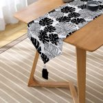 Siyah Ve Beyaz Yaprak Motifli Dekoratif Püsküllü Şönil Üçgen Runner Realhomes