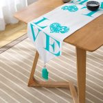 Aşk Temalı Dijital Baskılı Dekoratif Püsküllü Şönil Üçgen Runner Realhomes