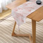 Gri Zemin Üzerinde Pembe Özel Tasarım Yaprak Motifli Püsküllü Şönil Üçgen Runner Realhomes