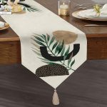 Beyaz Zemin Üzerinde Soyut Yaprak Çizimli Dekoratif Püsküllü Şönil Üçgen Runner Realhomes